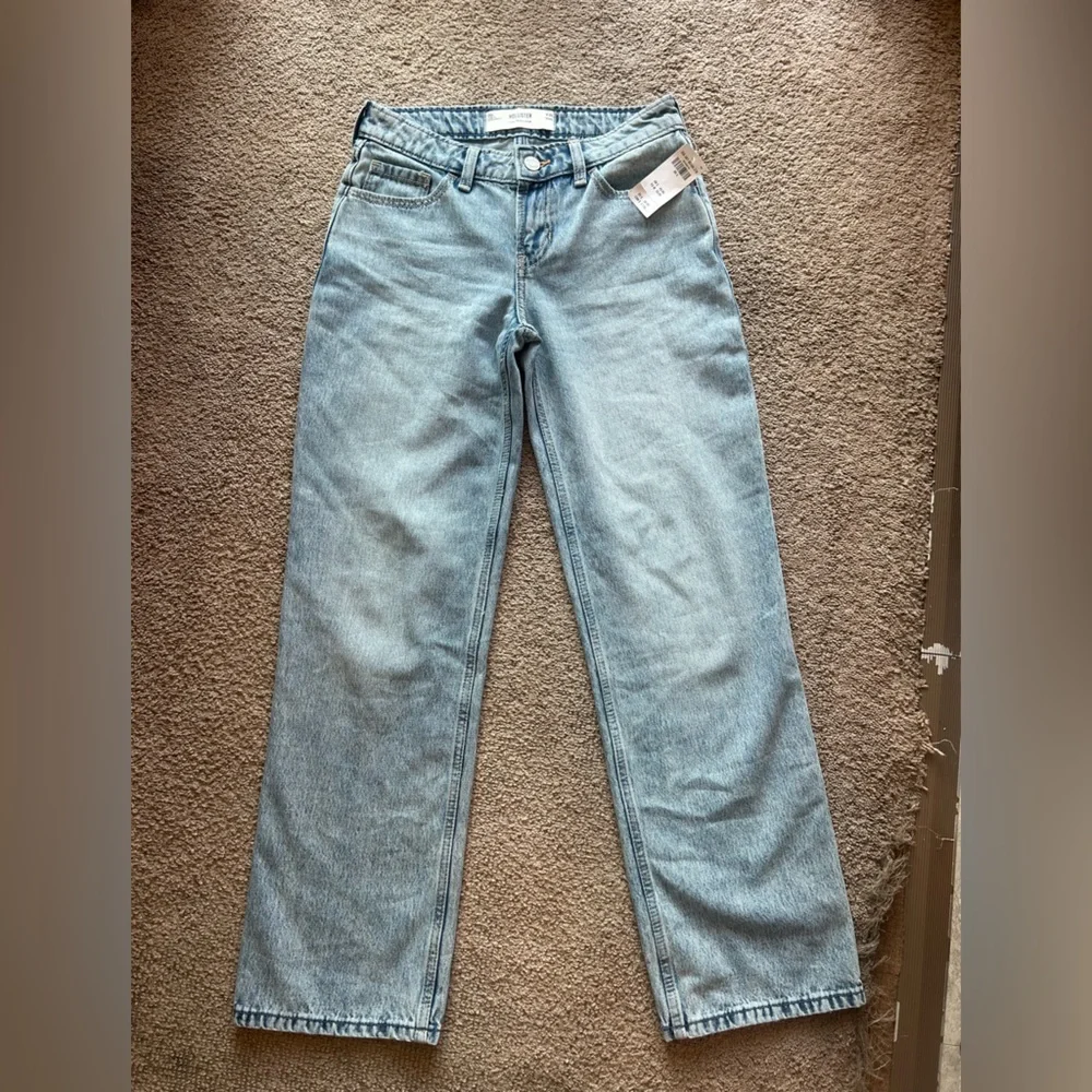 Hollister Low Rise Light Blue Jeans w/bows on pockets - Picture 3 of 11